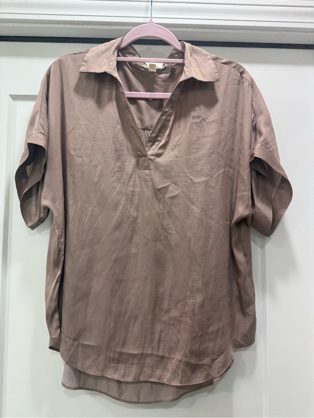Women’s Boutique flowy fit Silky V-neck Collared Short-Sleeve Shirt - Taupe